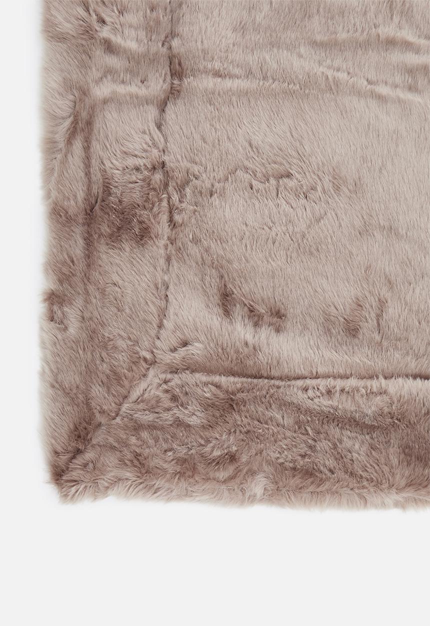 Linen House - Selma faux fur throw - mushroom