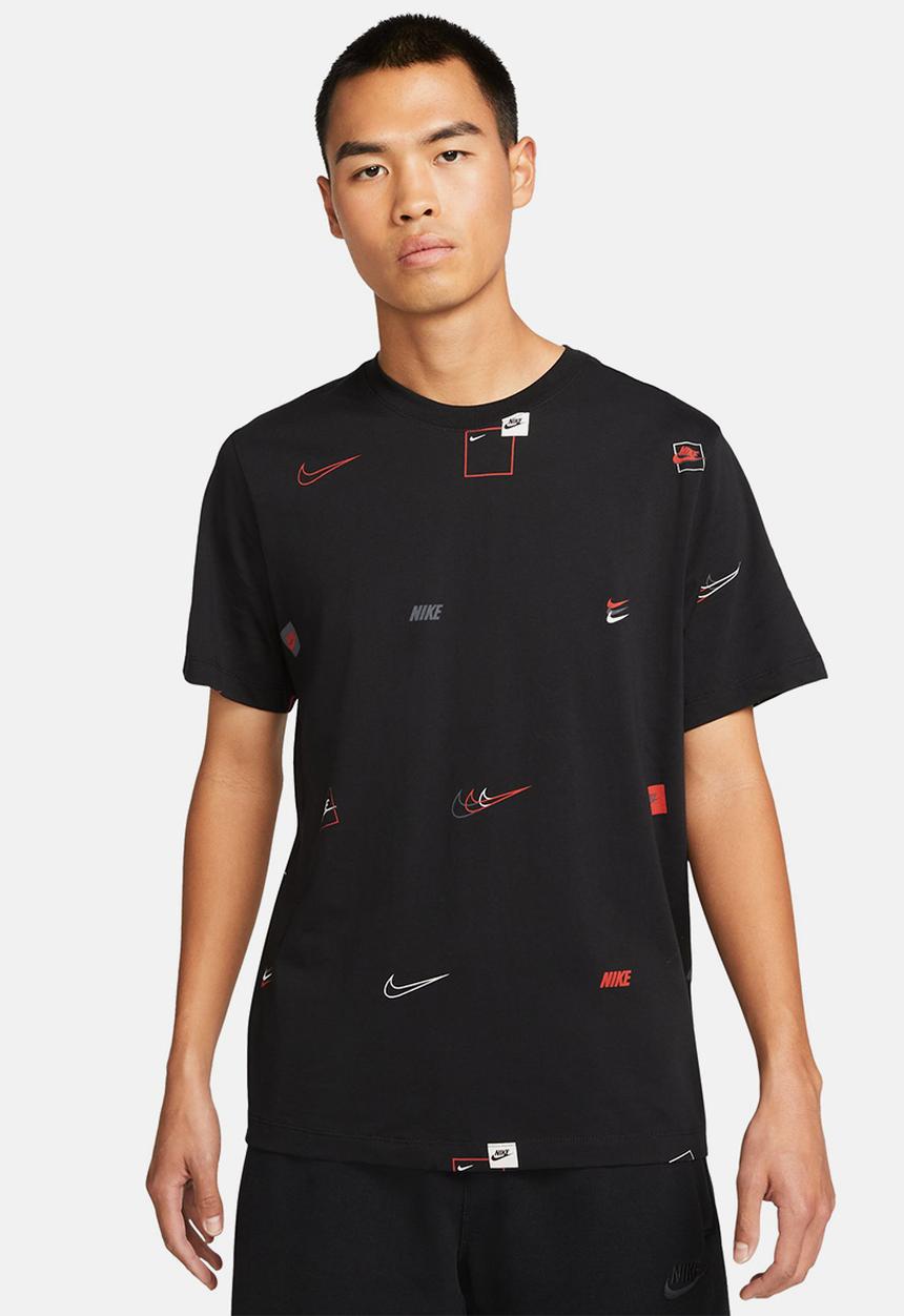 Nike - NSW 12Mo Logo AOP Tee - black