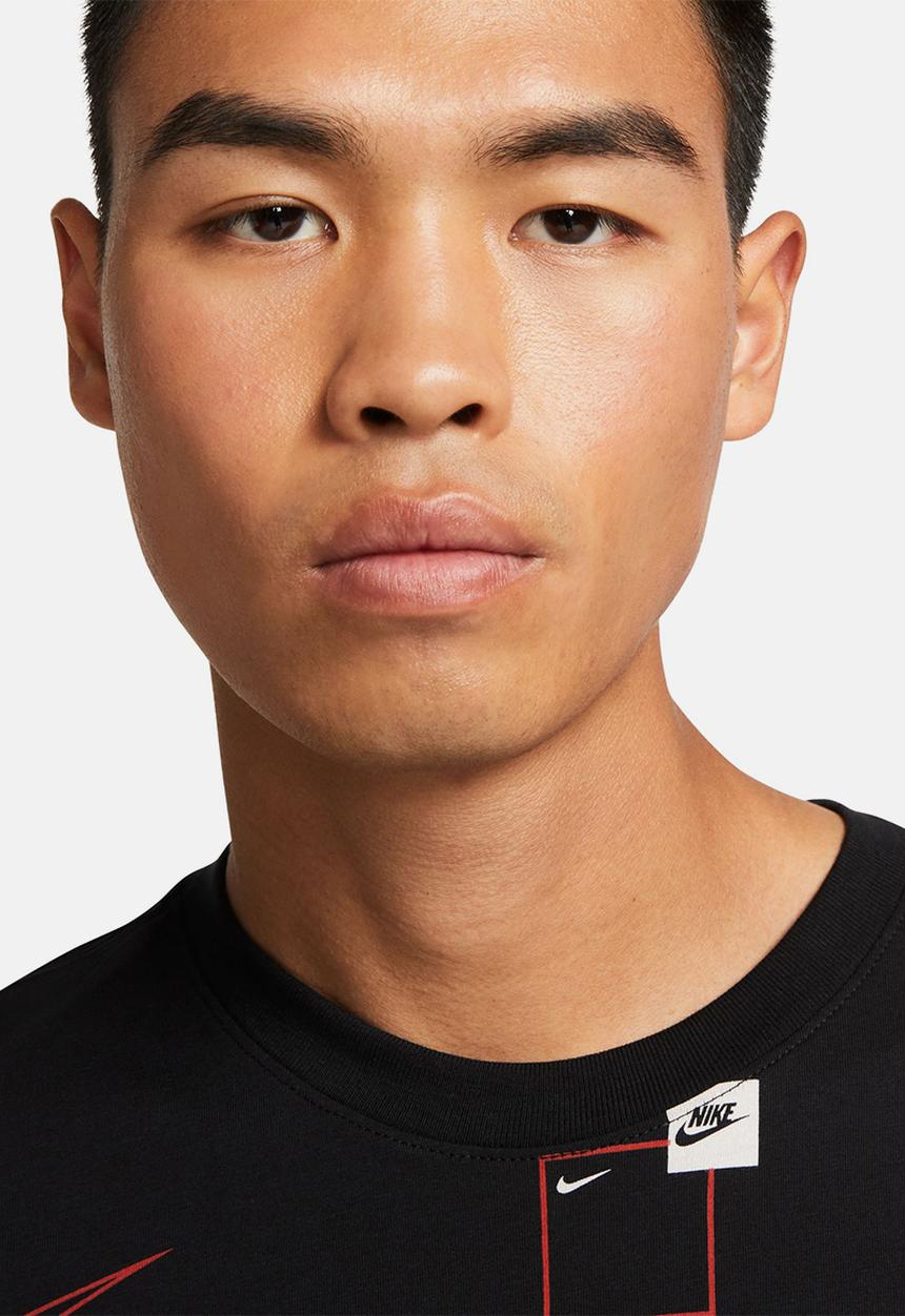 Nike - NSW 12Mo Logo AOP Tee - black
