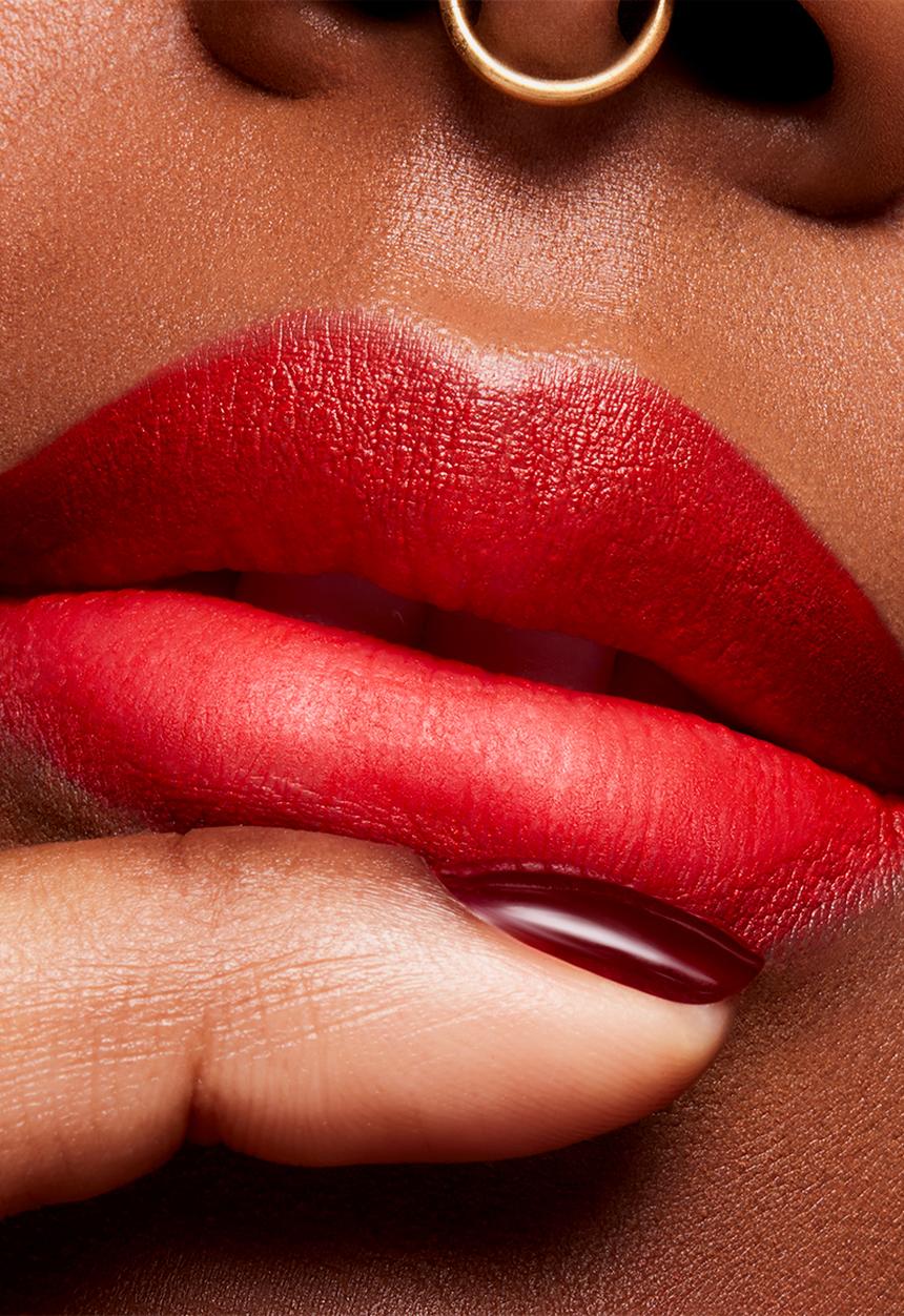 MAC - Powder Kiss Velvet Blur Slim Stick - Devoted To Danger