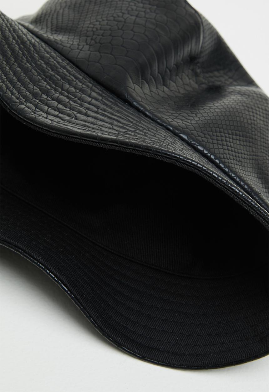 Superbalist - Faux snakeskin bucket hat - black
