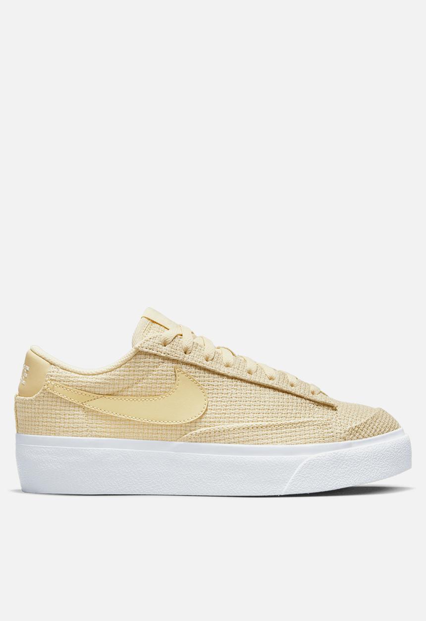 Nike - W blazer low platform ess - lemon drop/lemon drop-coconut milk-white