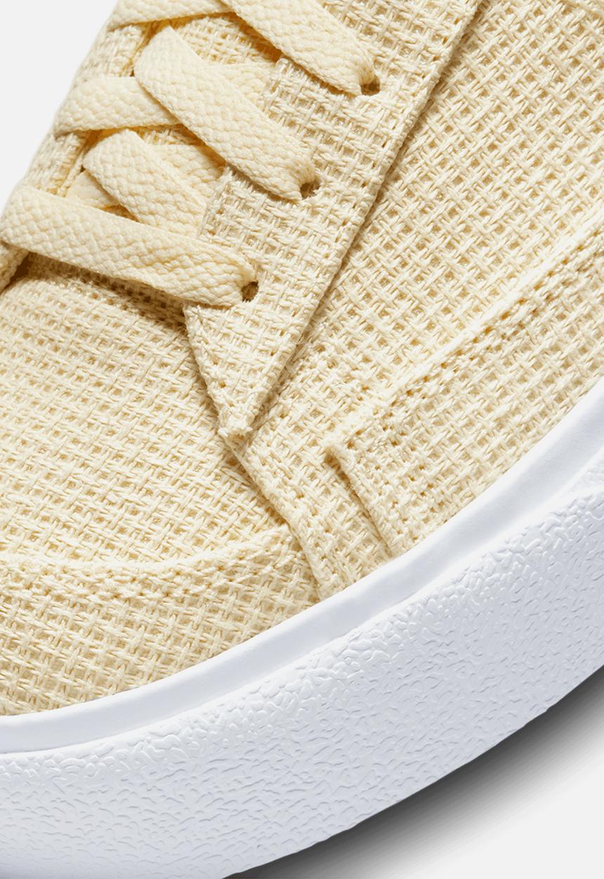 Nike - W blazer low platform ess - lemon drop/lemon drop-coconut milk-white
