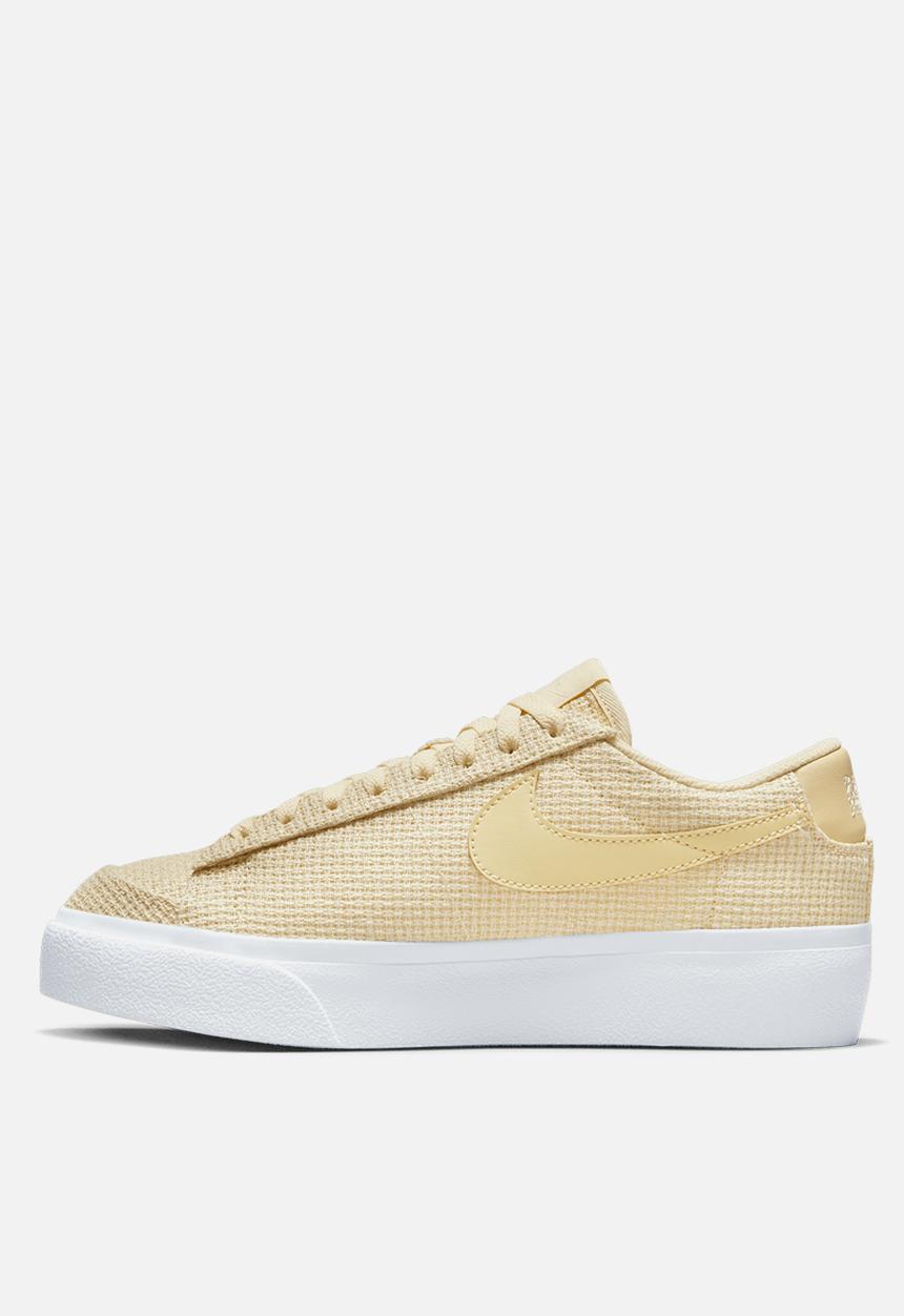 Nike - W blazer low platform ess - lemon drop/lemon drop-coconut milk-white
