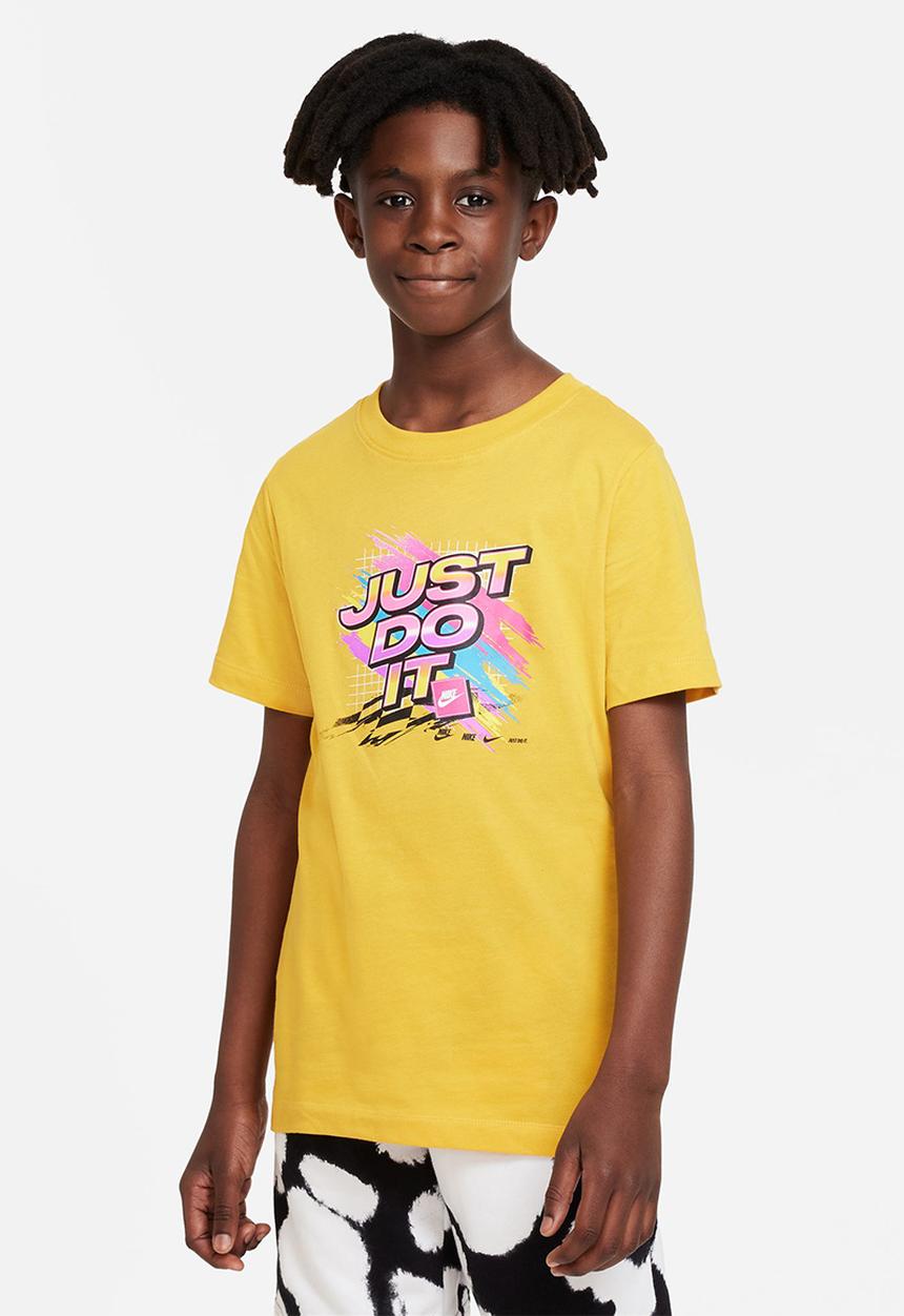 Nike - B nsw tee wildcard 3 - yellow ochre