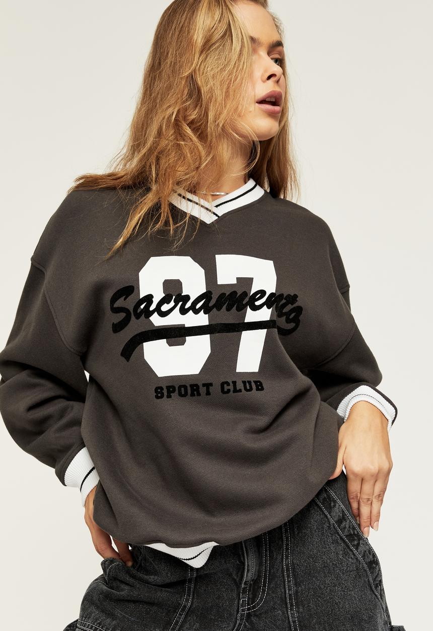Supré  - Stevie v-neck oversized jumper - phantom/sacramento
