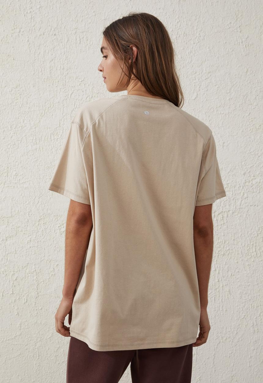 Cotton On - Active graphic tshirt - sesame wellness crest