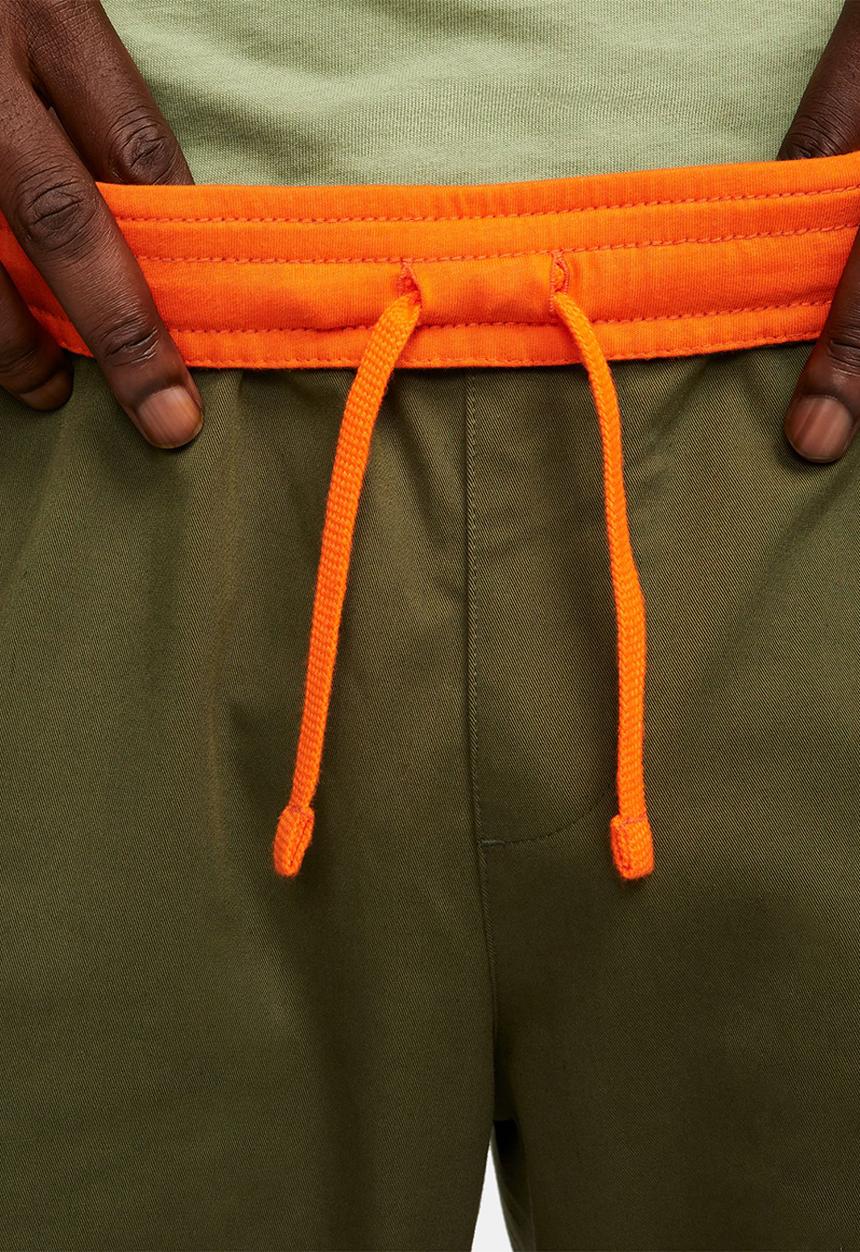 Nike - NSW Woven Trousers.- rough green & safety orange
