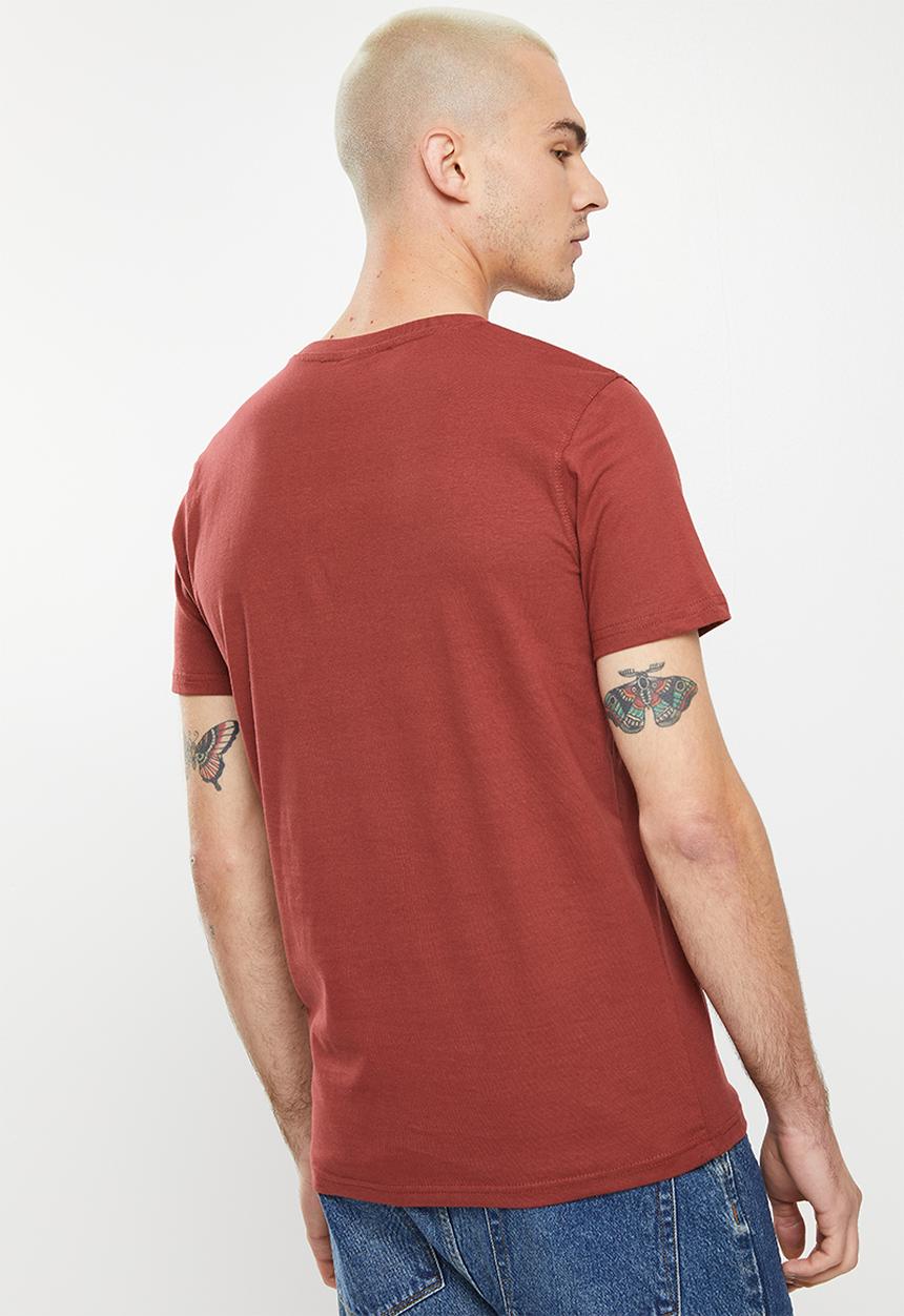 Crosshatch - Beswick ch pocket badge tee - burgundy