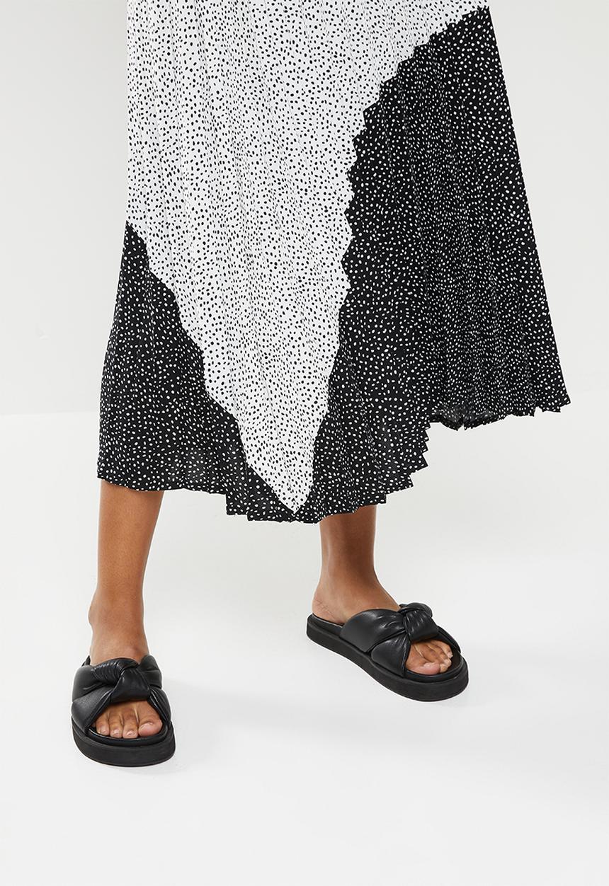 Me&B - Printed sunray pleated skirt  - black & white spot print