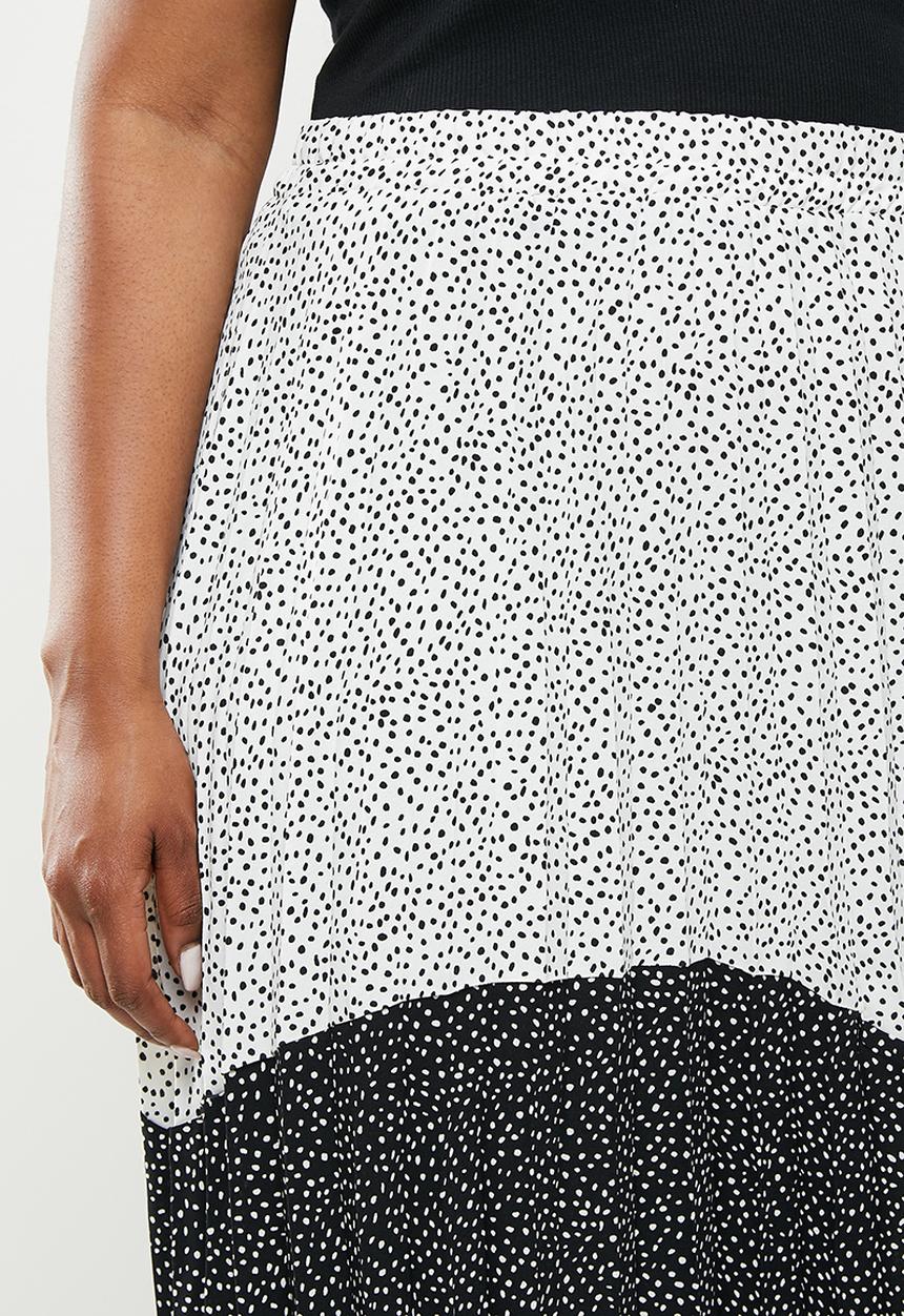 Me&B - Plus printed sunray pleated skirt  - white & black
