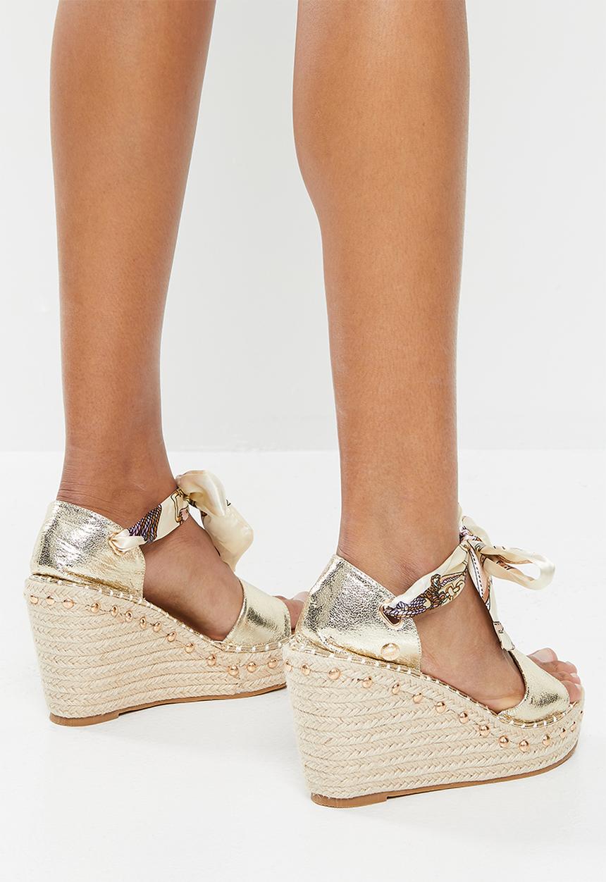 SISSY BOY - Spill the tea wedge heel - gold