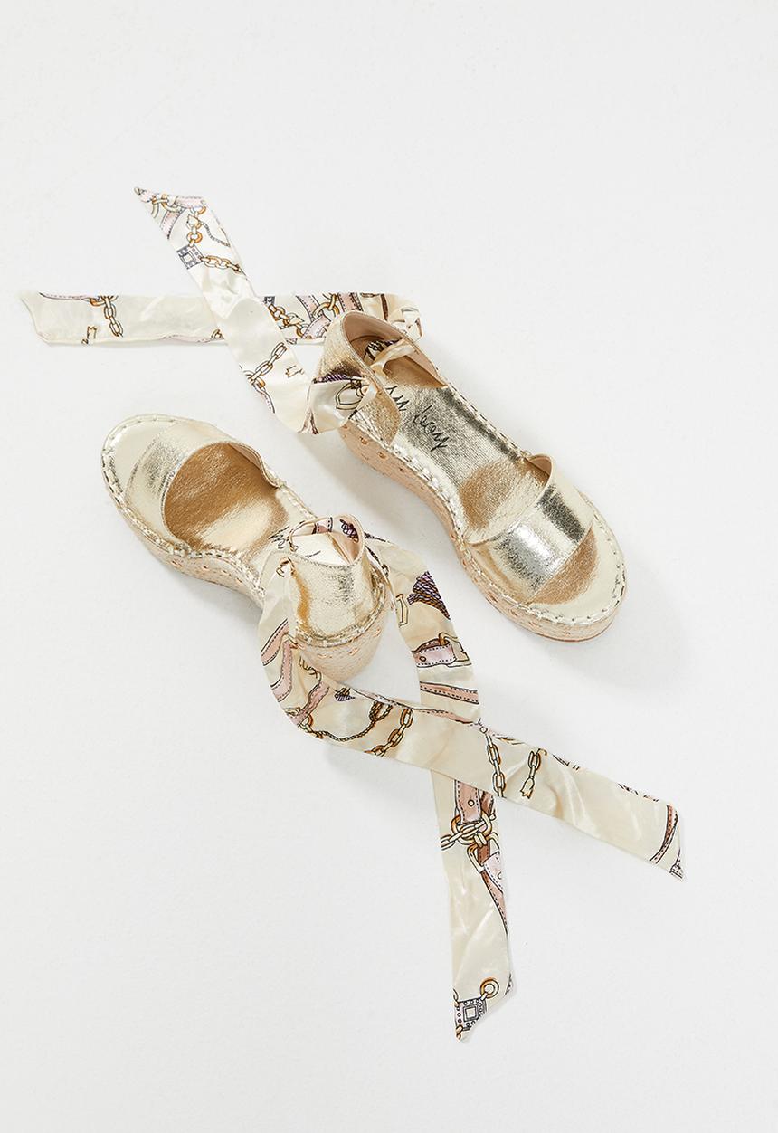 SISSY BOY - Spill the tea wedge heel - gold
