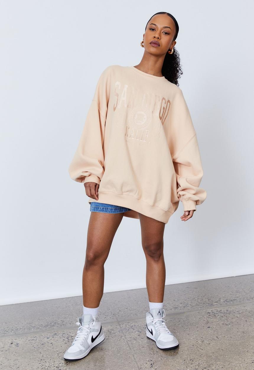 Factorie - Slouchy premium graphic crew - cream puff & san diego
