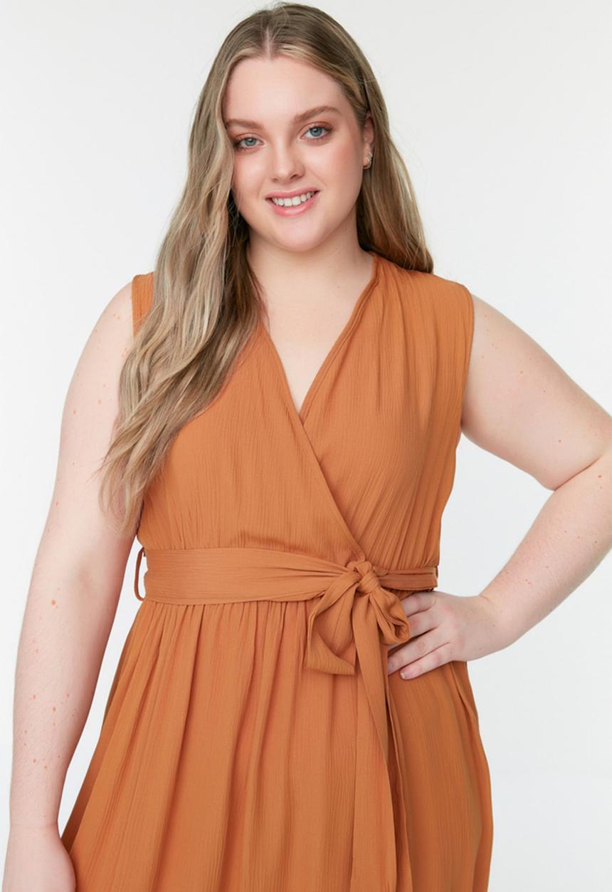 Trendyol - Plus tie detailed woven dress - tobacco
