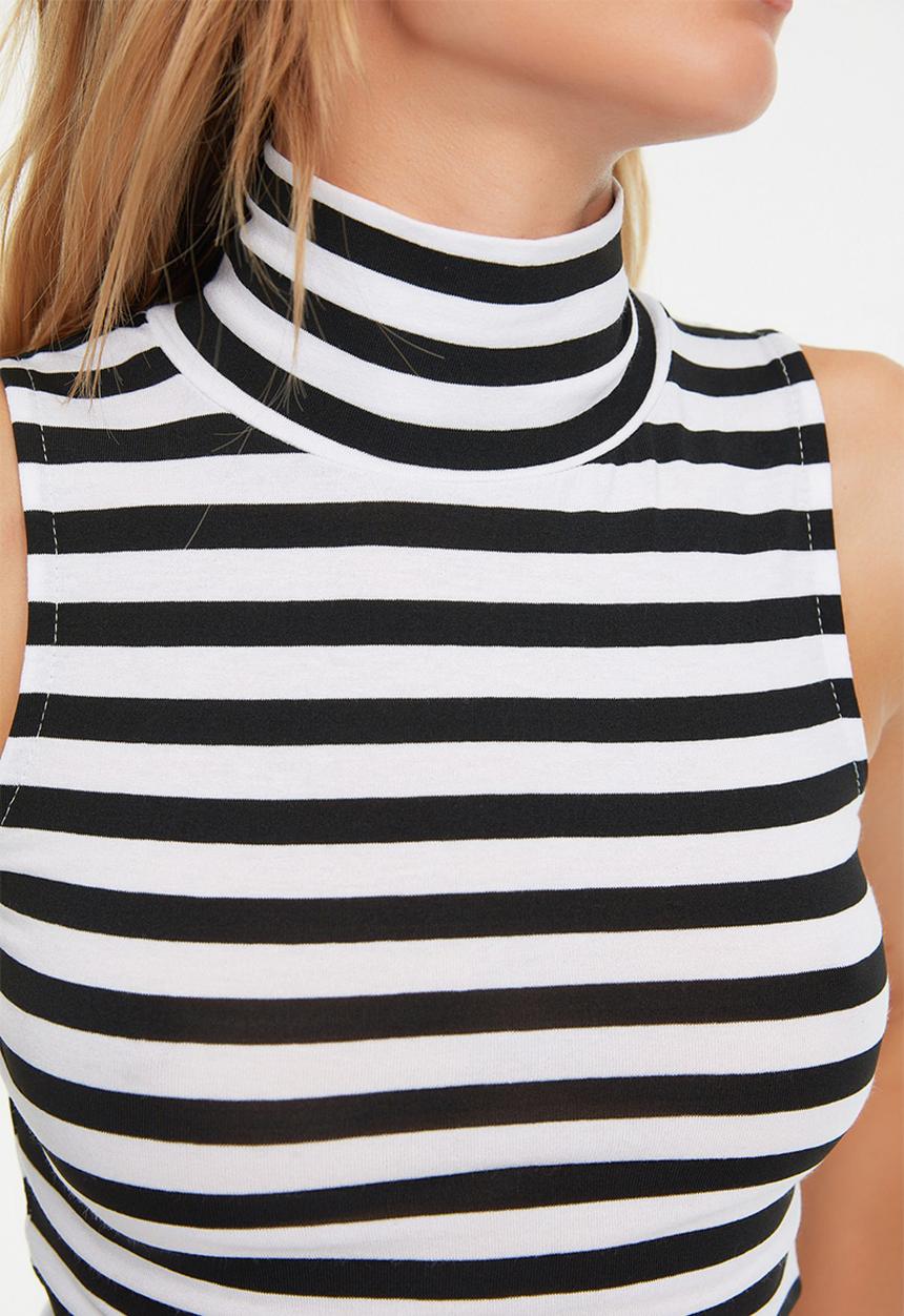 Trendyol - Turtleneck striped crop top - black