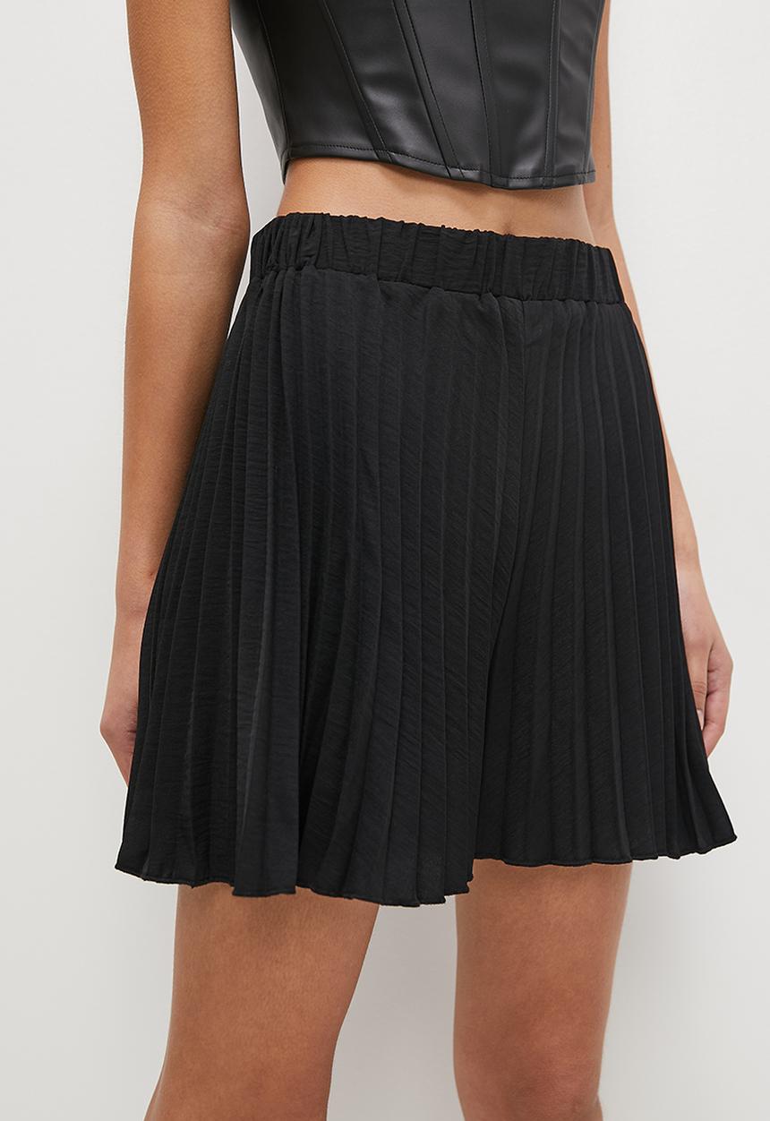 VELVET - Pleated shorts - black