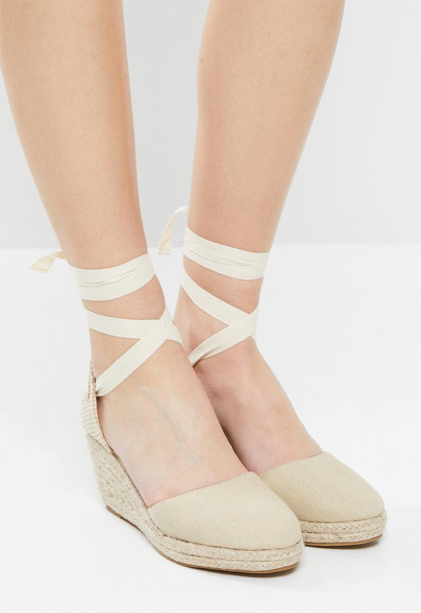 edit - Rose ankle tie wedge - beige