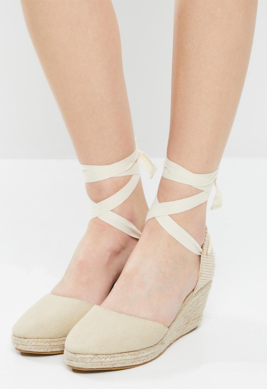 edit - Rose ankle tie wedge - beige