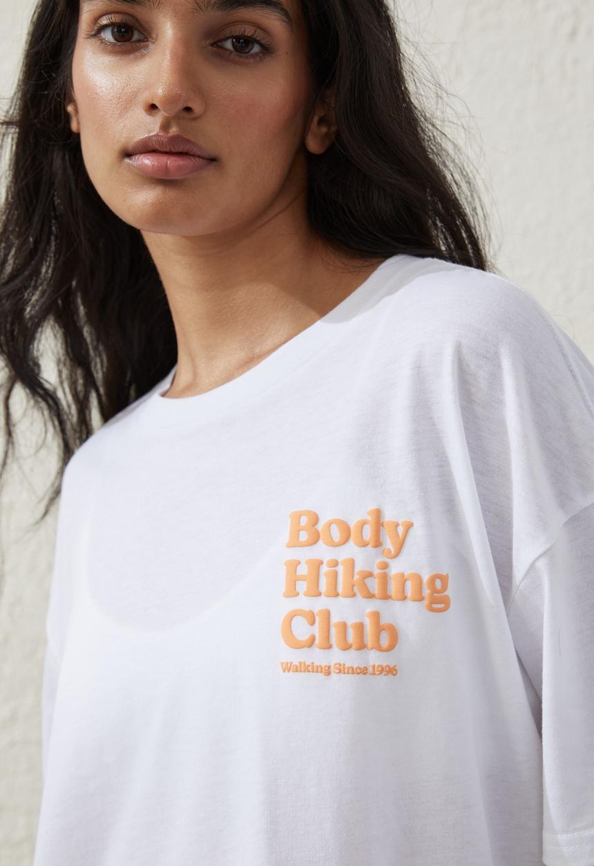 Cotton On - Relaxed active recycled graphic t-shirt - white/body hiking club