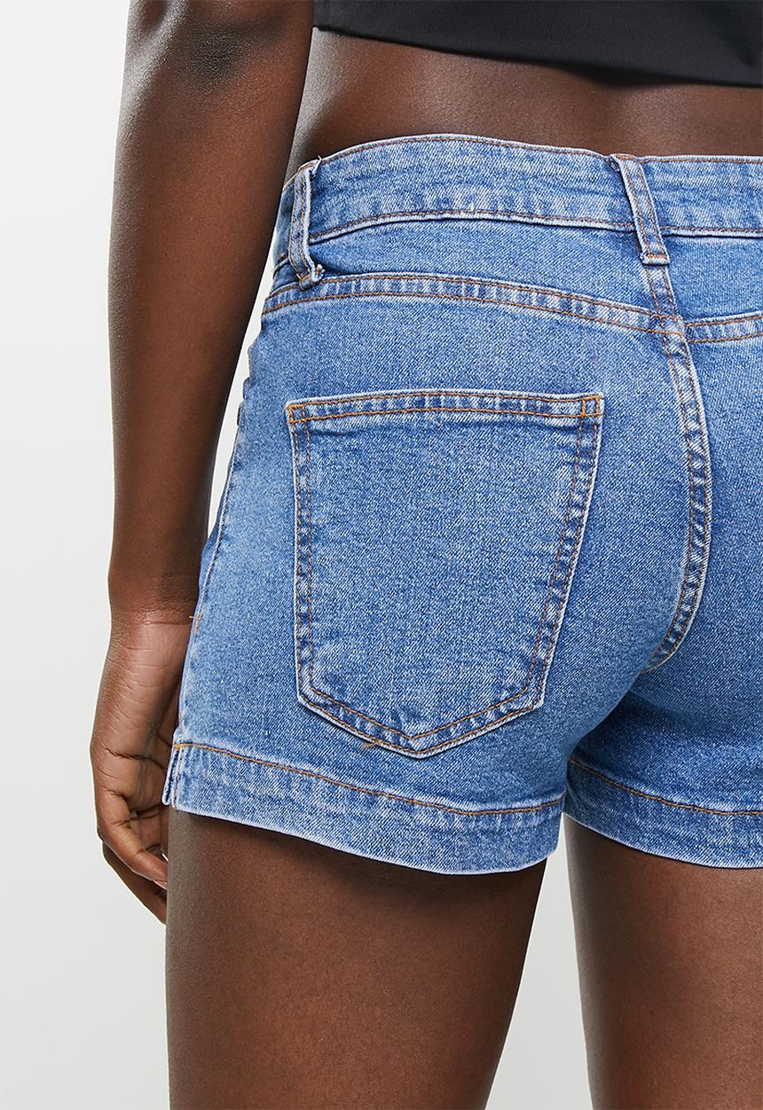 Cotton On - Mid rise classic stretch denim short - off shore blue
