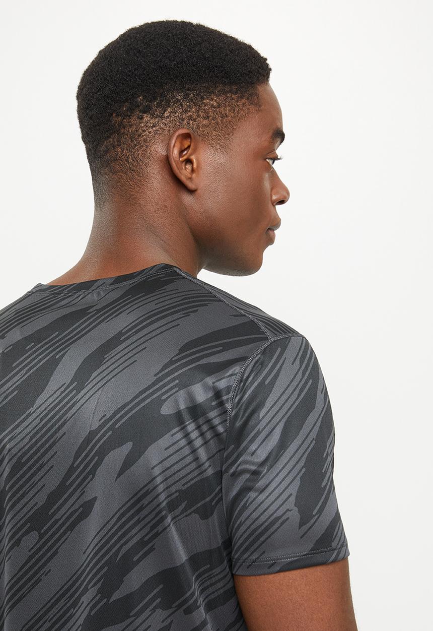 ASICS - Core all over print short sleeve top - graphite grey