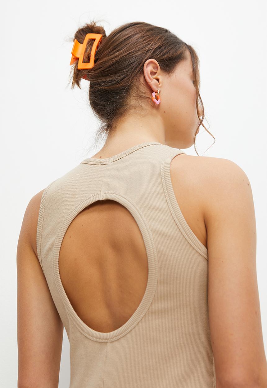Blake - Mini back cut out - beige