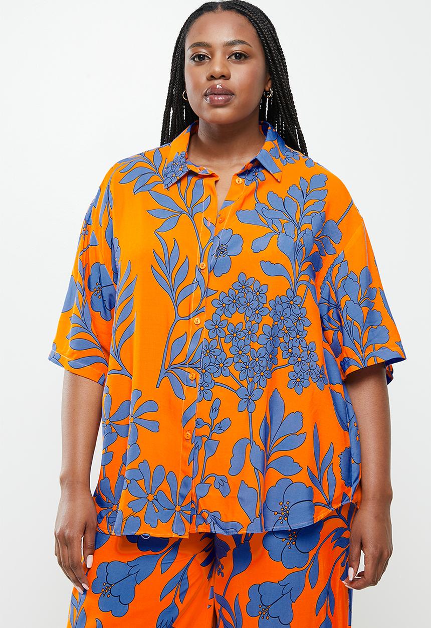 Me&B - Plus boxy regular length shirt - orange blue floral
