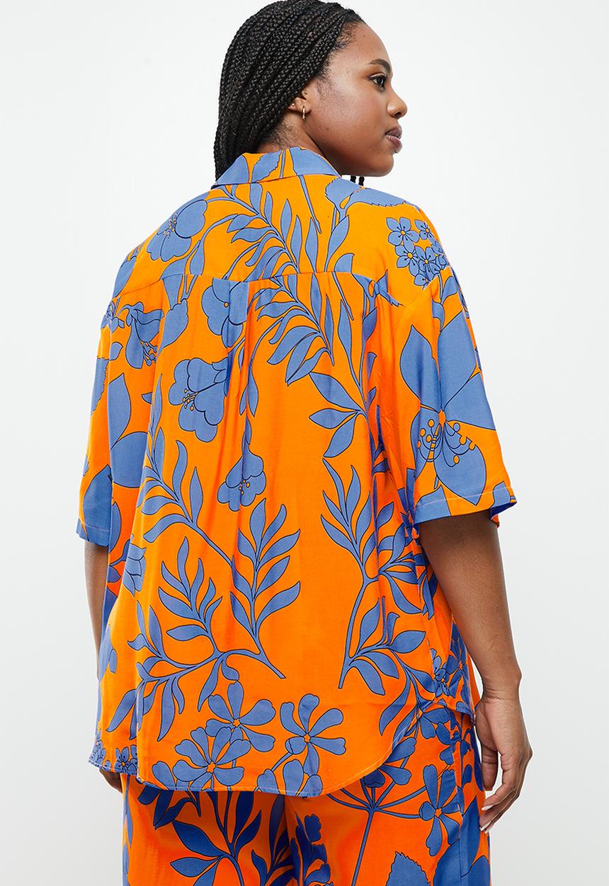Me&B - Plus boxy regular length shirt - orange blue floral