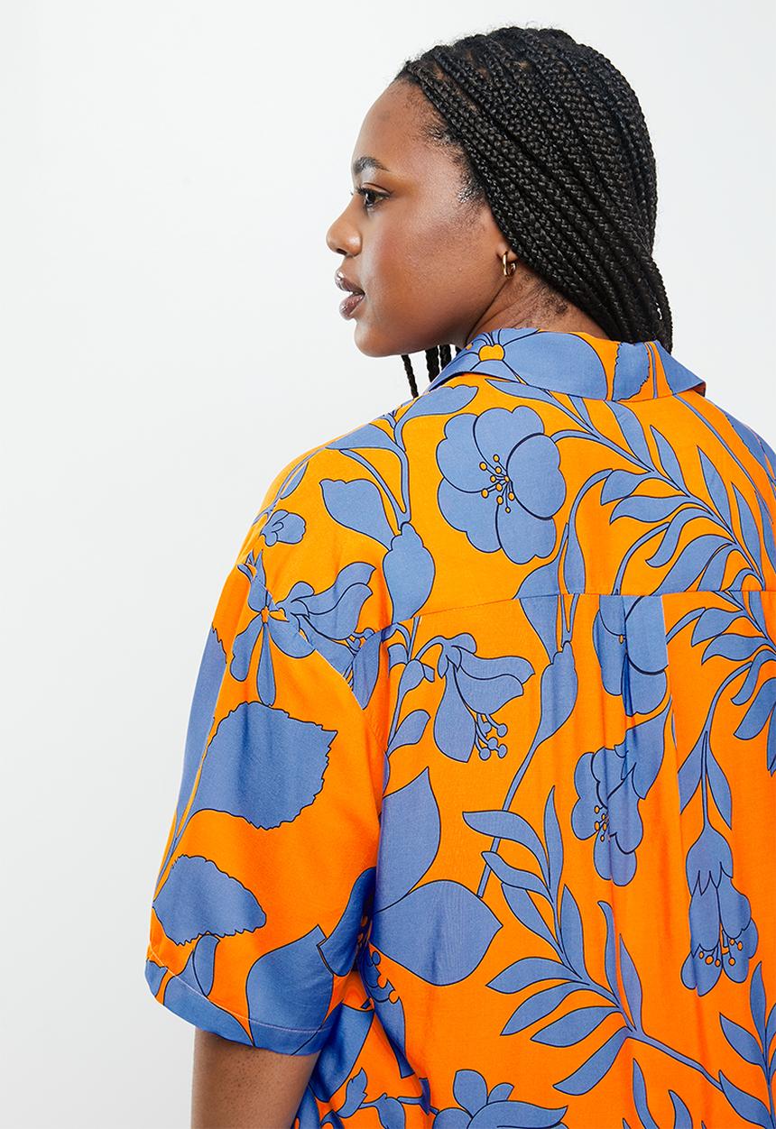 Me&B - Plus boxy regular length shirt - orange blue floral