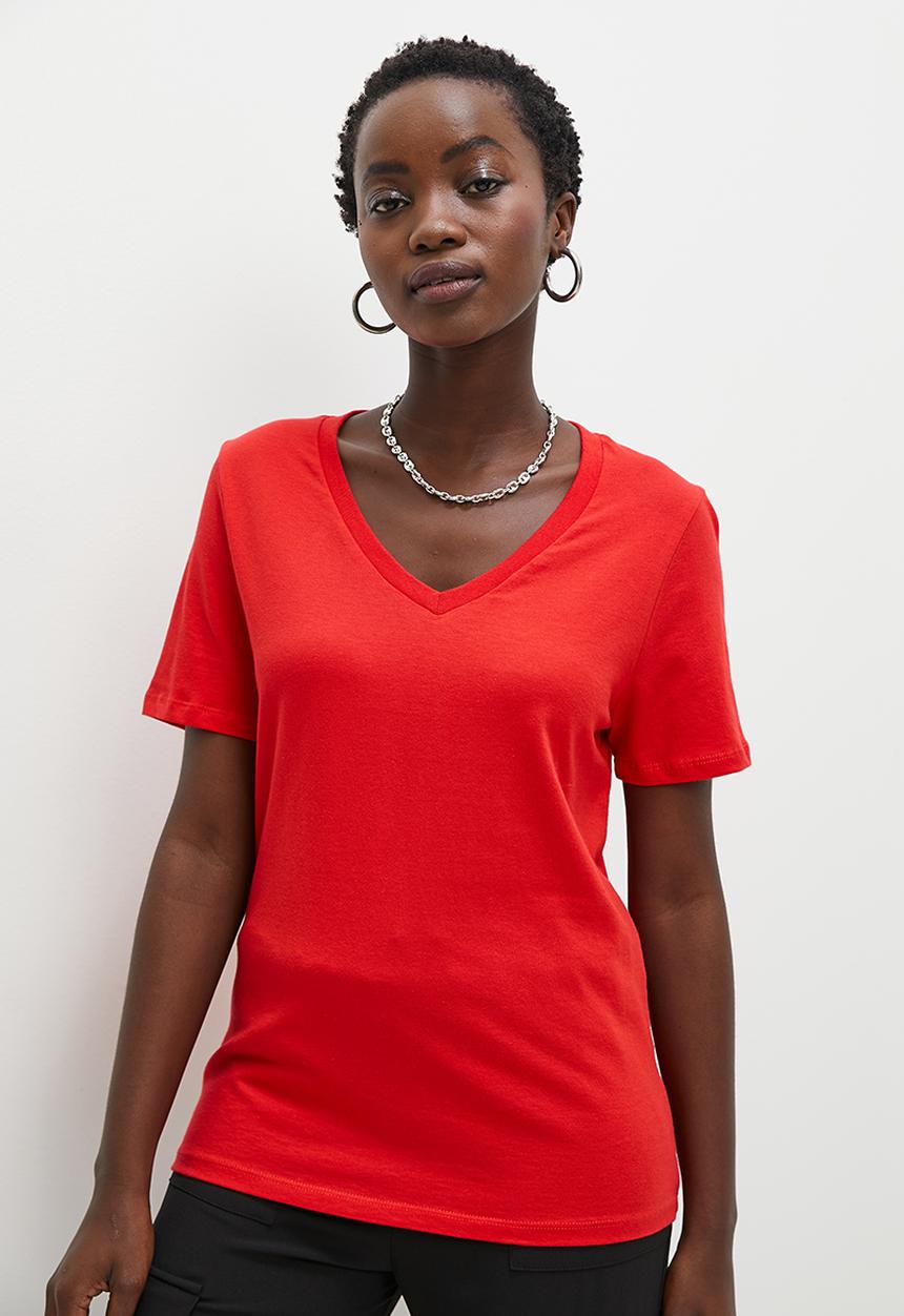 Superbalist - Relaxed basic v neck - red