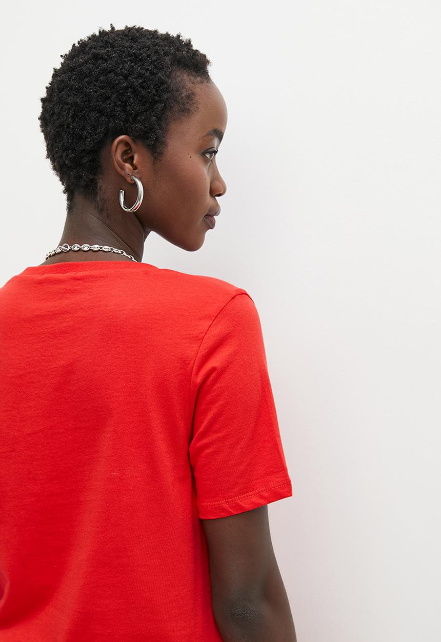 Superbalist - Relaxed basic v neck - red