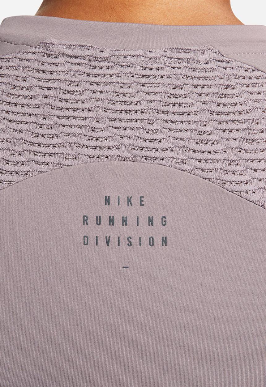 Nike - W nk dfadv run dvn ss top - purple smoke/black