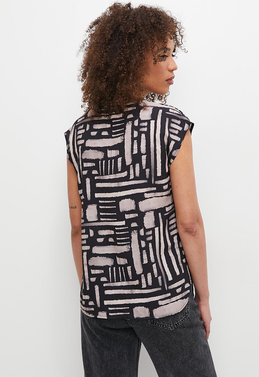 Superbalist - Basic woven v-neck shell - black brushstrokes