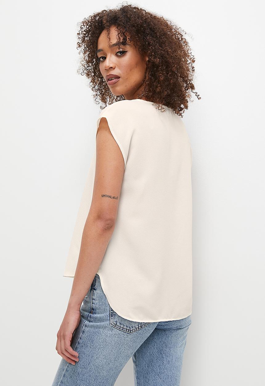 Superbalist - Basic woven v neck shell - blanc de blanc