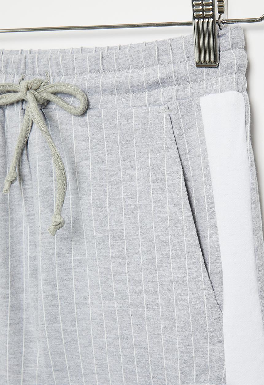 Superbalist - Fleece cargo shorts - grey & white