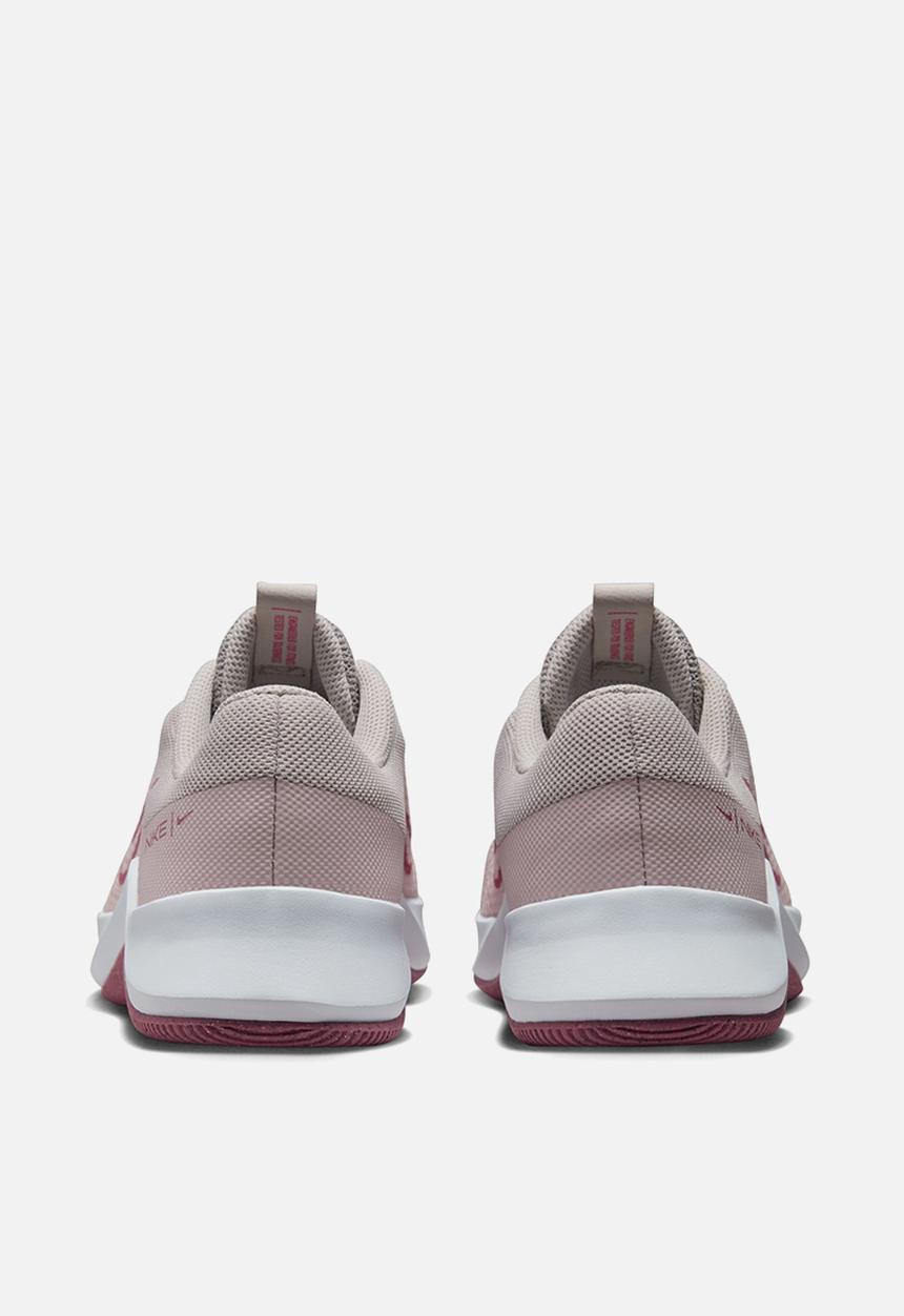 Nike - W nike mc trainer 2 - lt iron ore, desert berry & barely rose