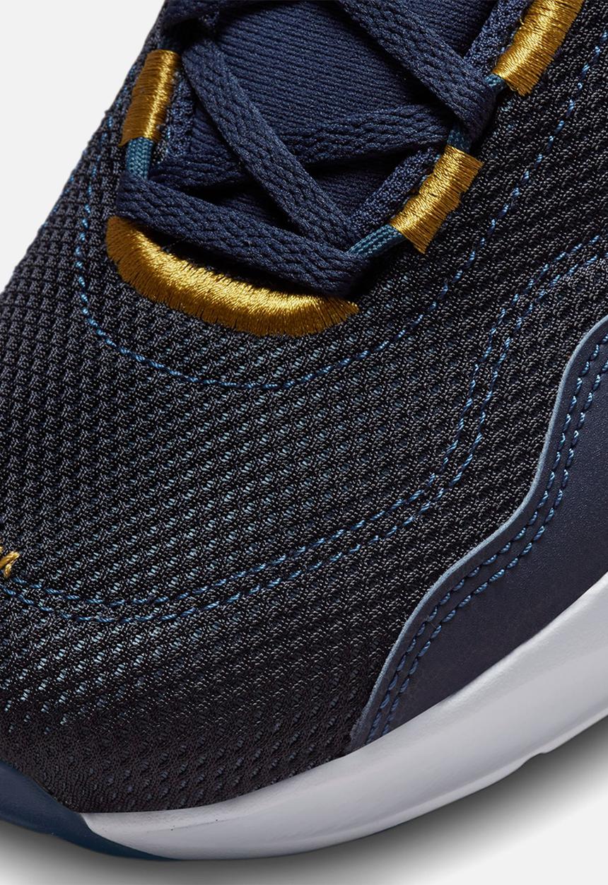 Nike - Legend essential 3