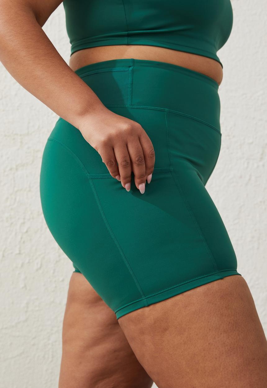 Cotton On - Curve active smoothing explorer bike short - verdant green