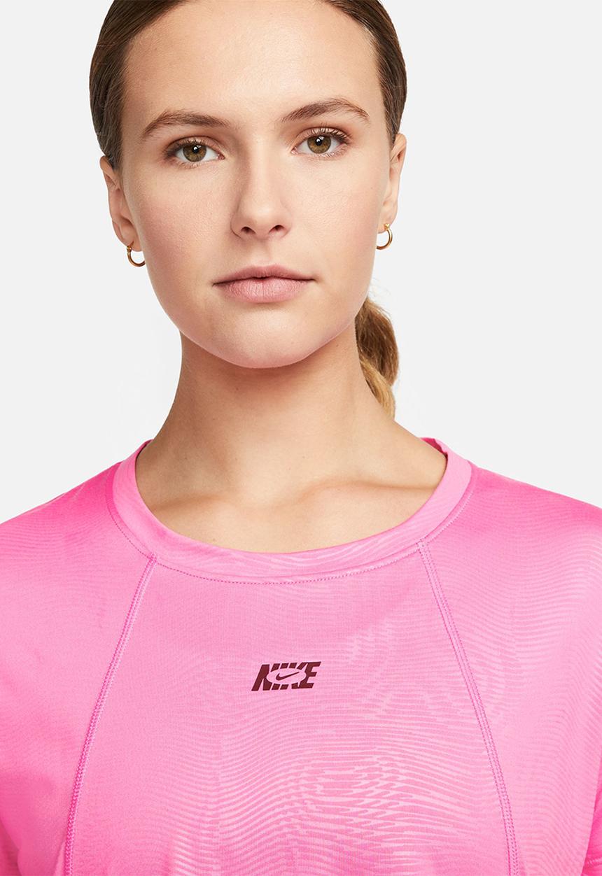 Nike - W nk df ic one ss top ce aop - pinksicle & burgundy crush