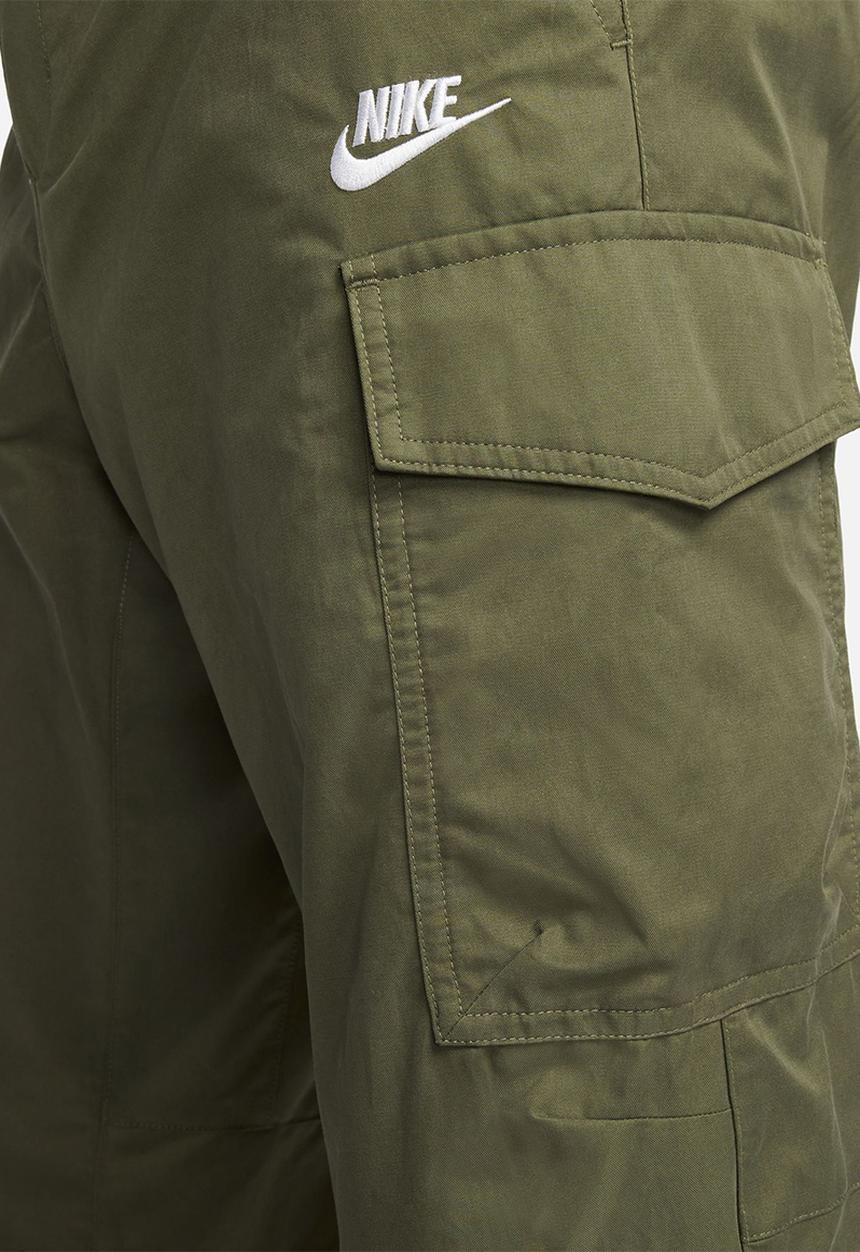 Nike - M Nike club woven unlined utility pant - medium olive & white