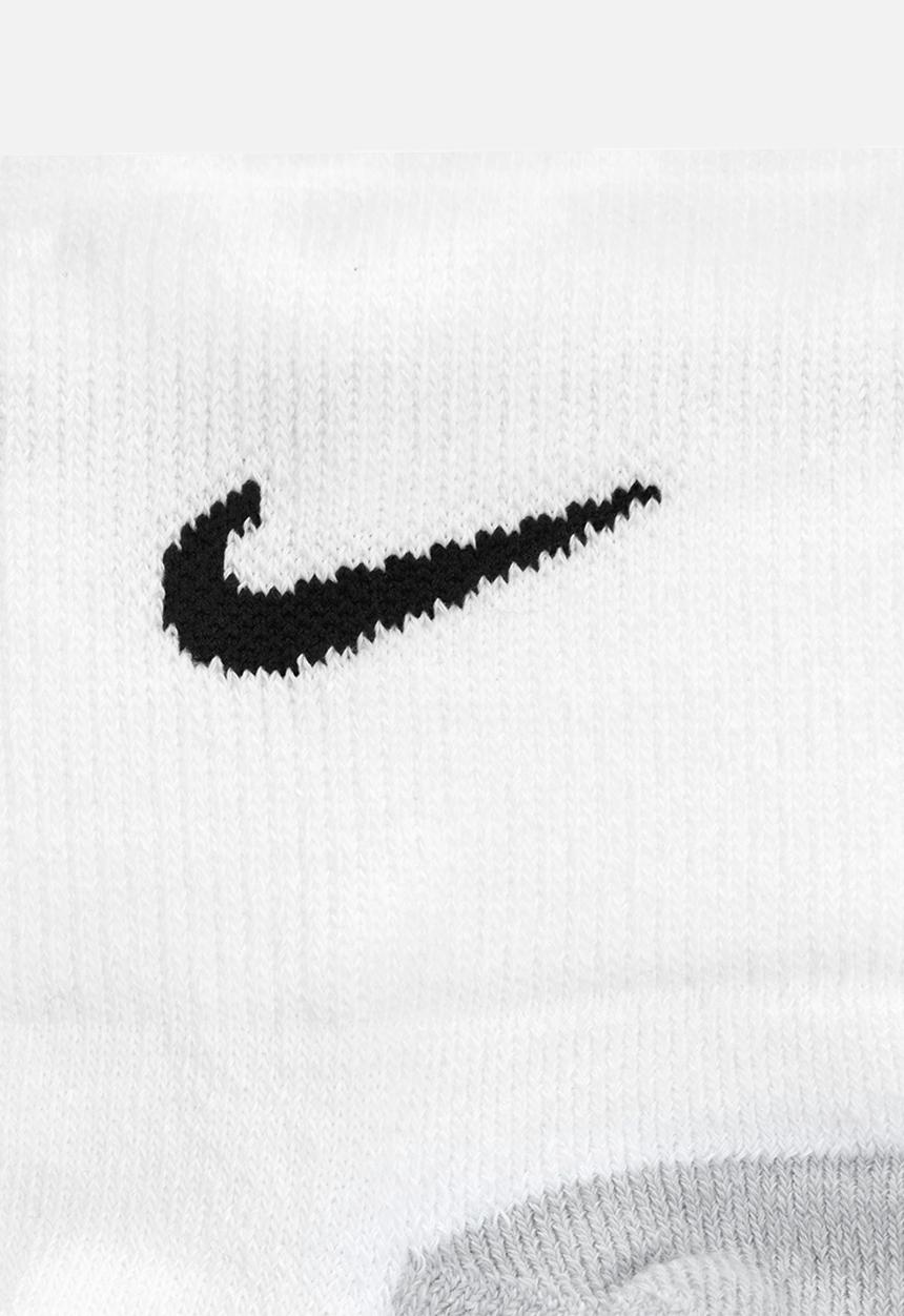 Nike - Nike everyday max cushioned - white