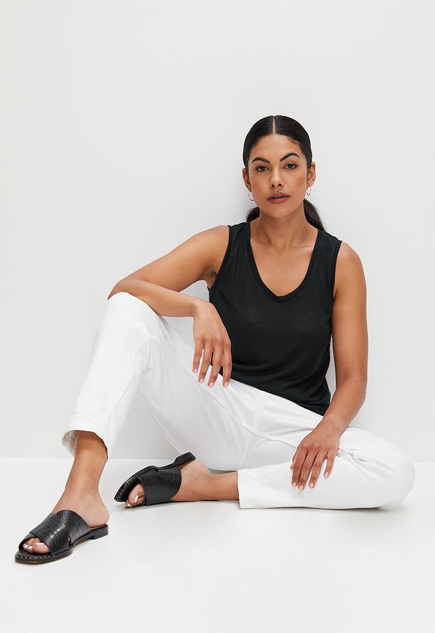 edit - Scoopneck linen slub vest - black
