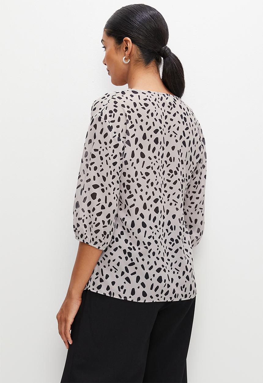 edit - 3/4 balloon sleeve notch neck shell - mono irregular speckles