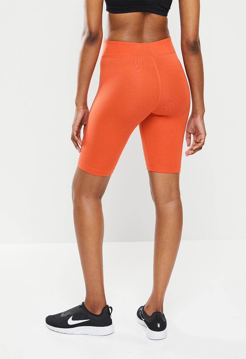 Nike - W nike sports wear essential mr biker short - mantra orange & white
