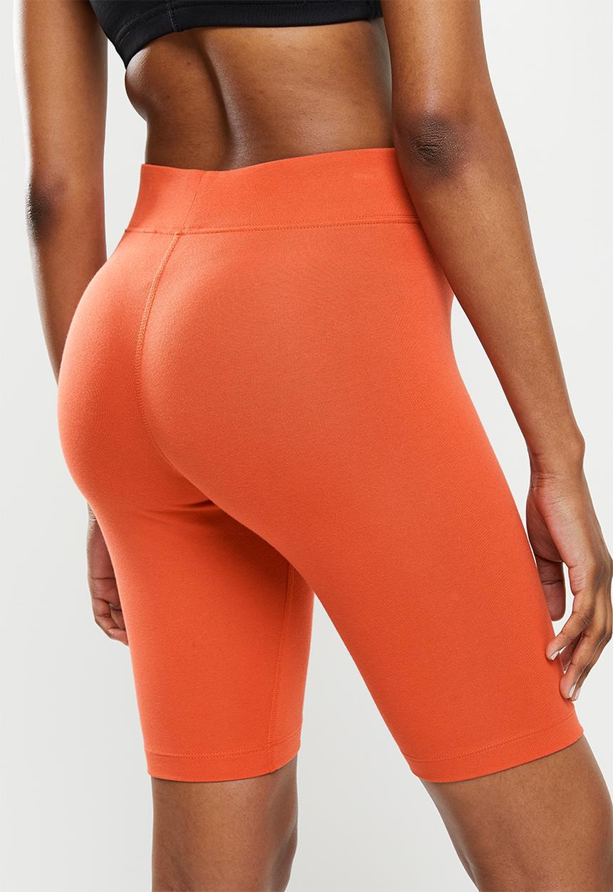 Nike - W nike sports wear essential mr biker short - mantra orange & white