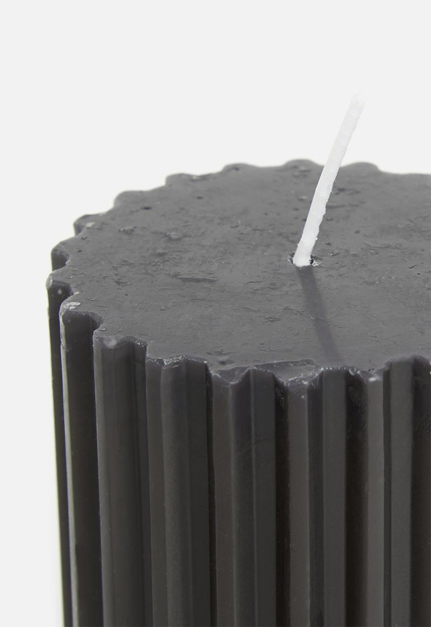 H&S - Ribbed pillar candle - black