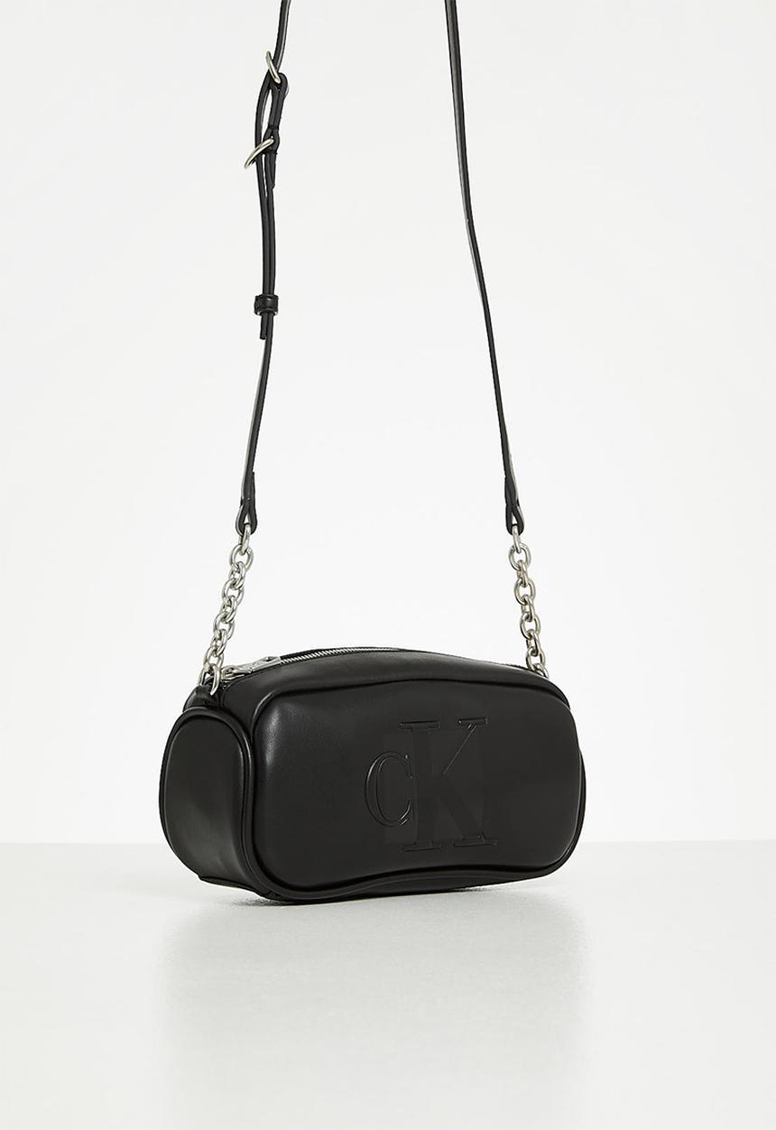 Calvin Klein - Sculpted ew camera bag20 chain - black