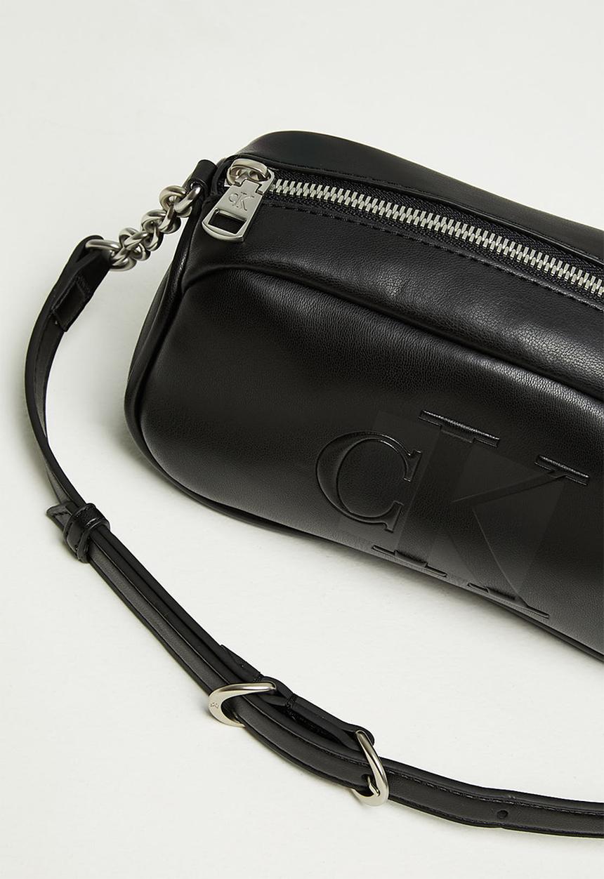 Calvin Klein - Sculpted ew camera bag20 chain - black