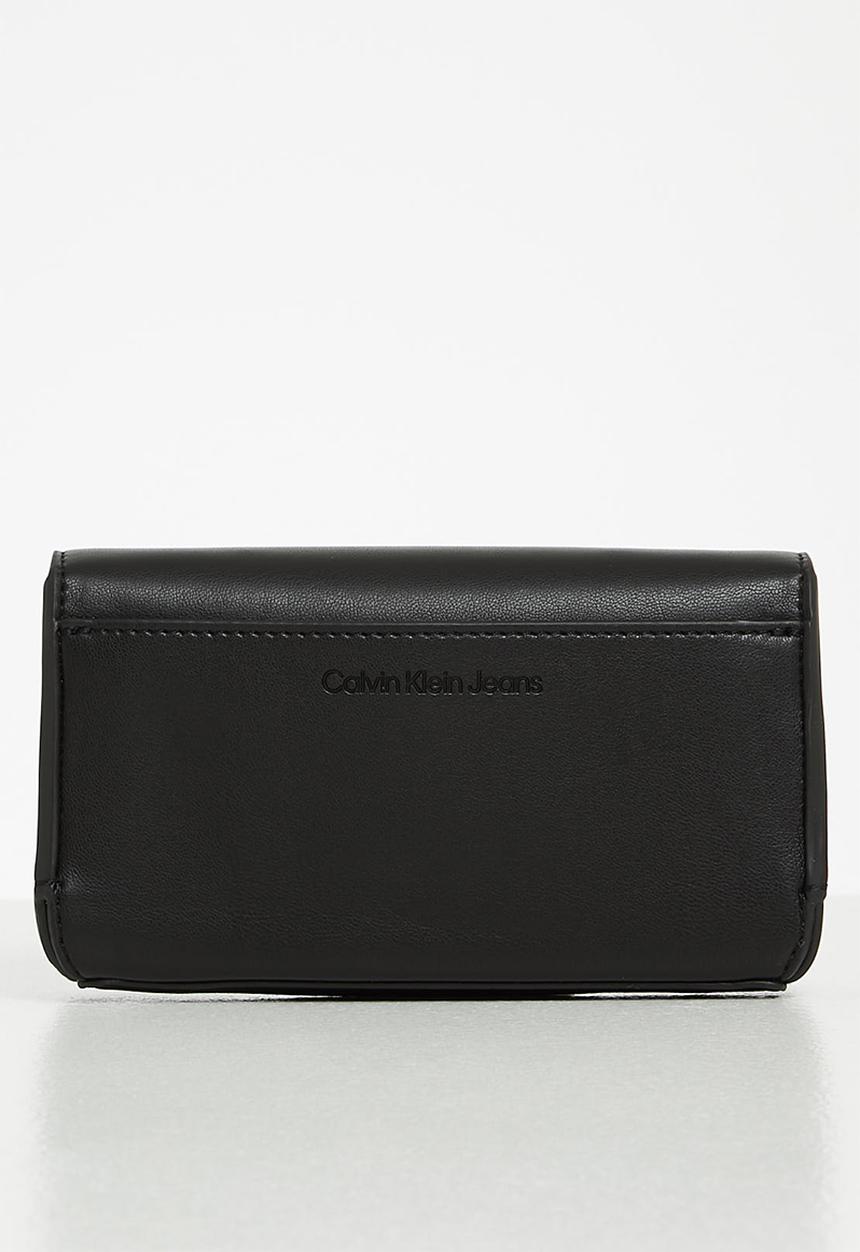 Calvin Klein - Sculpted phone crossbody chain - black